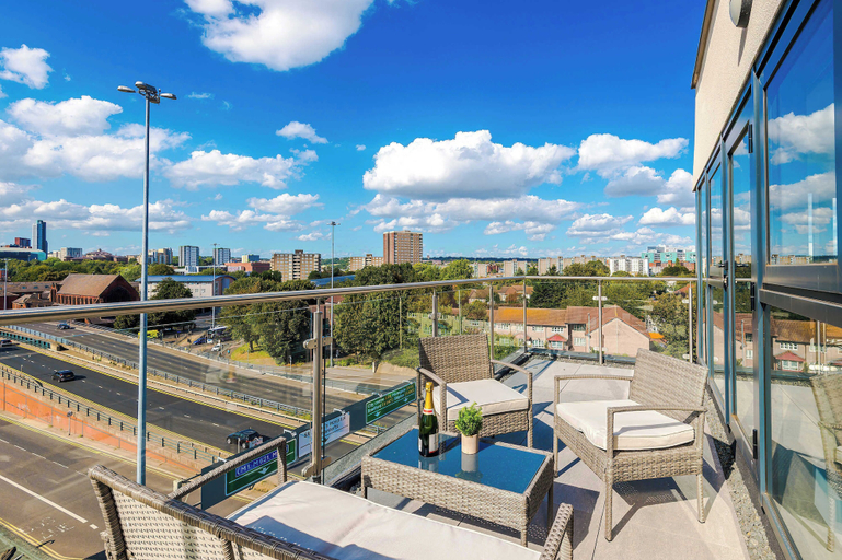 Room 2, Premium City Penthouse Ideal For Business, Leeds