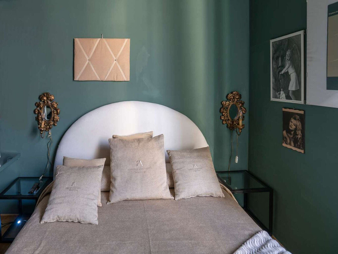 Room 5, Artistic Flat W/wooden Beams, Porta Venezia, Milano