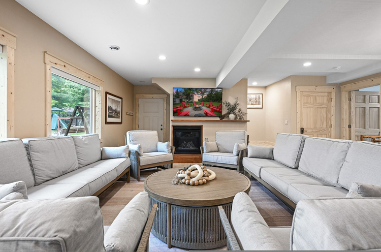 Room 4, 5 BR Family Hangout I Lake Views I Firepit, Oconto