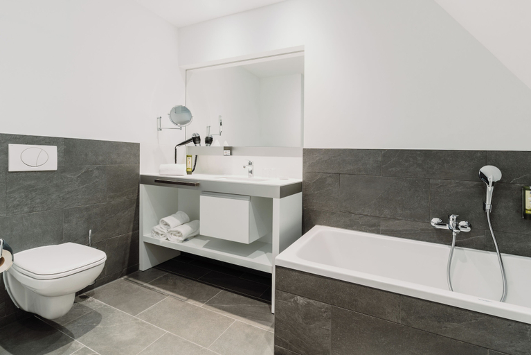 Bathroom 5, Grimms Hotel Hanau, Main-Kinzig-Kreis