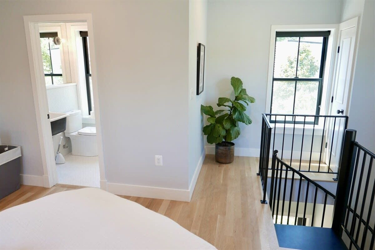 Interior 4, The Chic Carriage House in Shaw! Sleeps 2, Washington D.C.