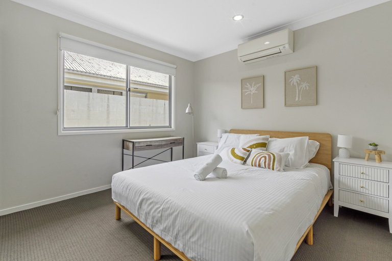 Room 4, Spacious 4-bed House With Secure Parking, Northgate