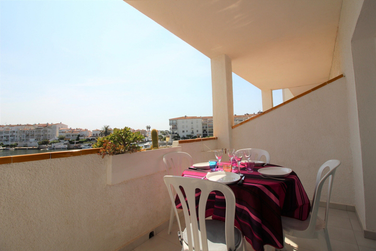 Outdoor dining 2, Apartment in Empuriabrava With Canal Views, Girona