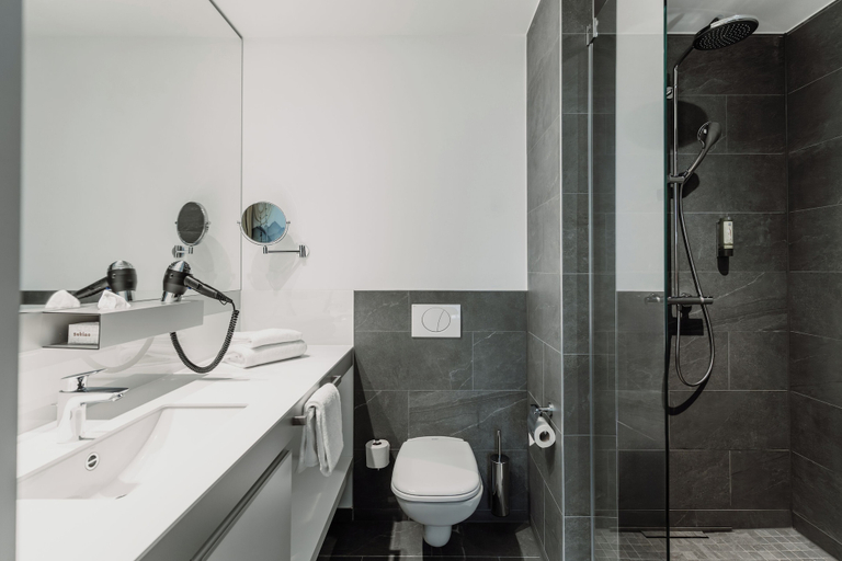Bathroom 5, Grimms Hotel Hanau, Main-Kinzig-Kreis