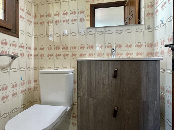 Bathroom 2, 3 Bedroom Holiday Home Near the Beach, Girona