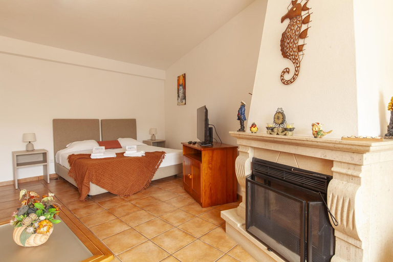 Room 2, L 03 - Bedroom 3 Western Mos Guesthouse, Lagos