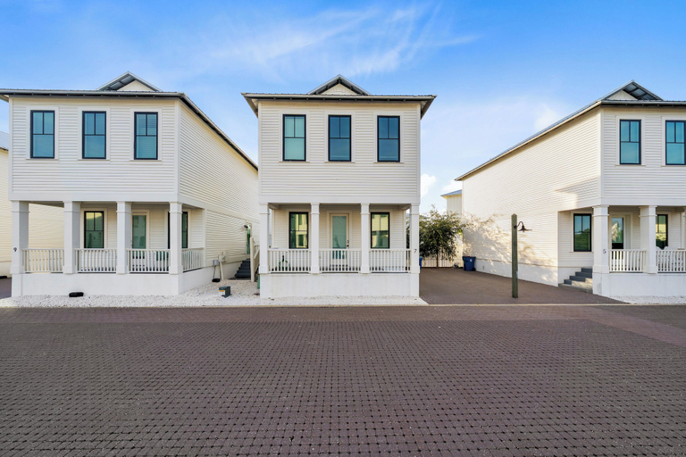 Exterior & Views 1, By The Beach, Baldwin
