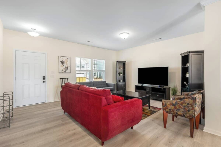 Living area 5, Modern Comfort Spacious Home 5BR 3BA, Guilford