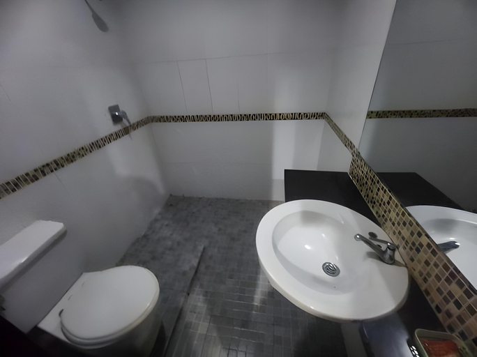 bathroom 14