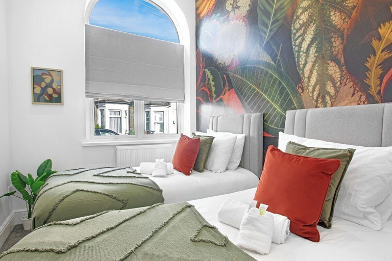 Bedroom 1, Stadium View Family & Group 3-bed Retreat, Cardiff