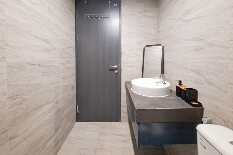 Bathroom 5, Comfy Dan Warm Studio Soho At Collins Boulevard Apartment, Tangerang