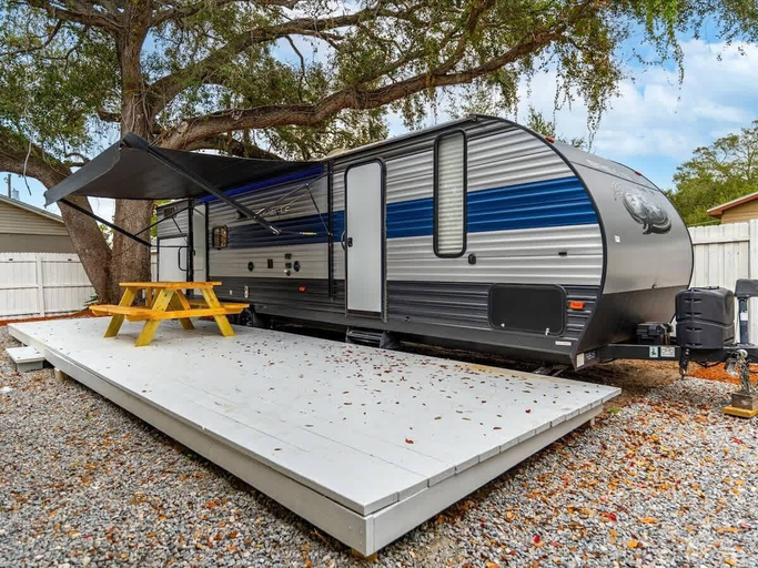 Room 5, RV in Tampa Great Location Cost pet Friendly, Hillsborough