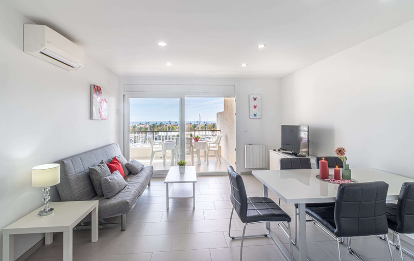 Primary image 1, Beachfront Apartment in Empuriabrava with Sea Views, Girona