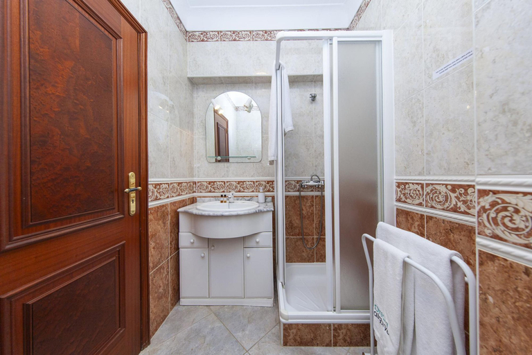 Room 2, W 02 - Bedroom 2 in Topside Luz Guesthouse, Lagos