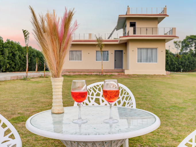 Outdoor dining 2, Alaya Stays Lustra Farms With Pvt Pool, Faridabad