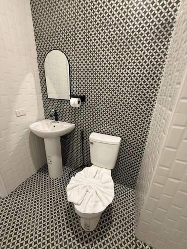 Bathroom 5, Natcha Hotel and Residence Chumphon, Muang Chumphon
