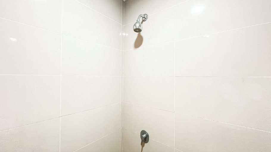 Bathroom 4, Cozy Elegant Studio At Apartment B Residence, South Tangerang