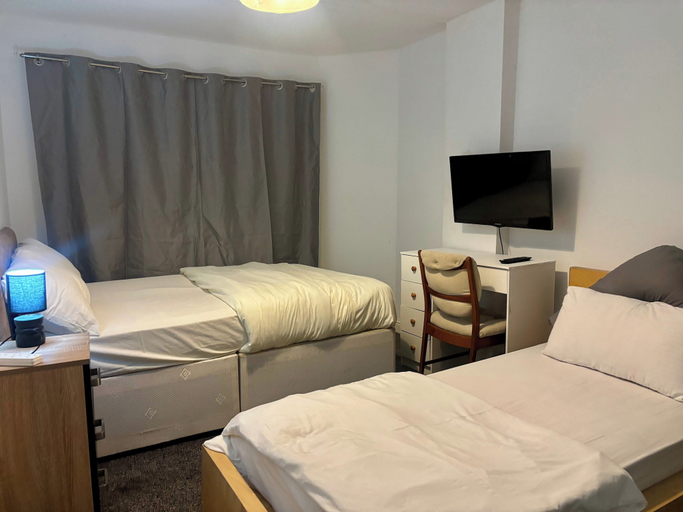 Room 5, Ensuite Family Room in Dudley, Sandwell