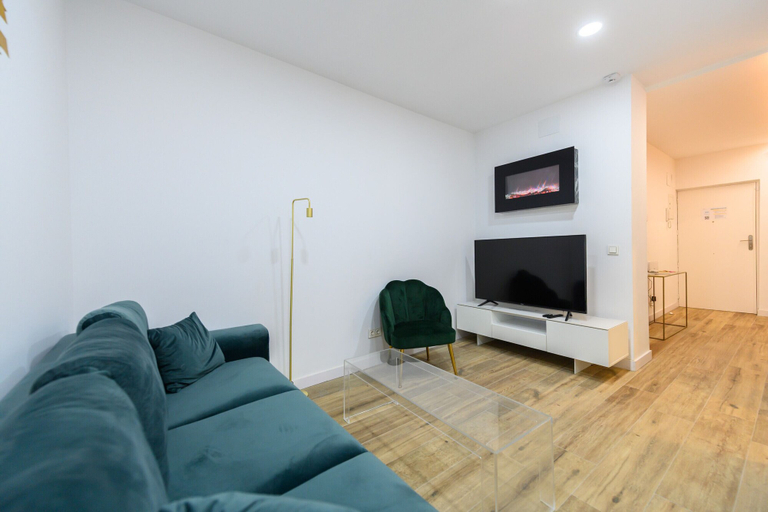 Room 5, M Scsd14 Amplio Piso Exterior de 2 Dormitorios e, Madrid