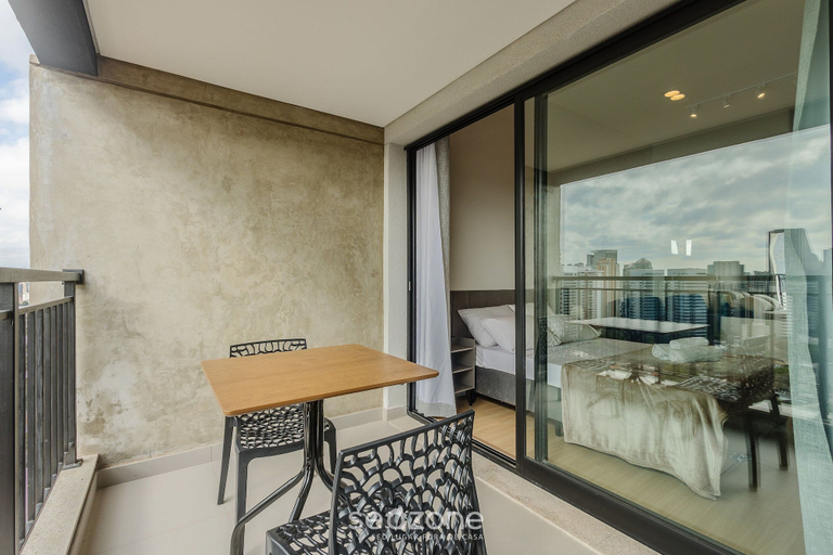 Outdoor dining 5, Modern Studios in a Building With a Pool in Vila Cordeiro - CTB, São Paulo