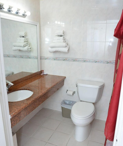Bathroom 4, Village Inn, Monmouth