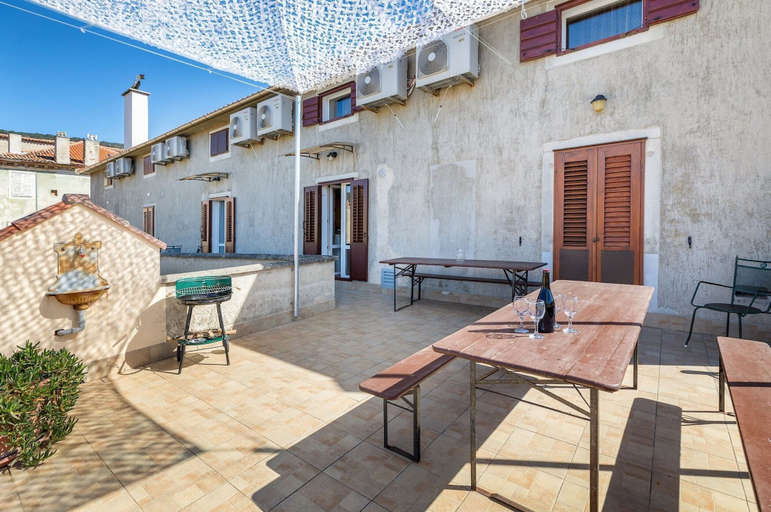 Balcony 5, Sea-view Apartment With Terrace, Cres