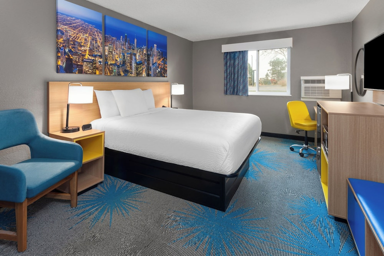 Bedroom 2, Days Inn by Wyndham Waukegan, Lake