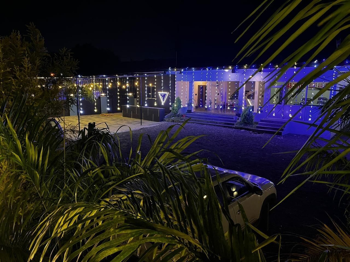 Property grounds, 4s hotel, Sehore