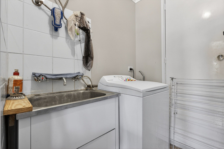 Private kitchen 4, Coastal 2-bed Home With Pool & Spa, Rockingham