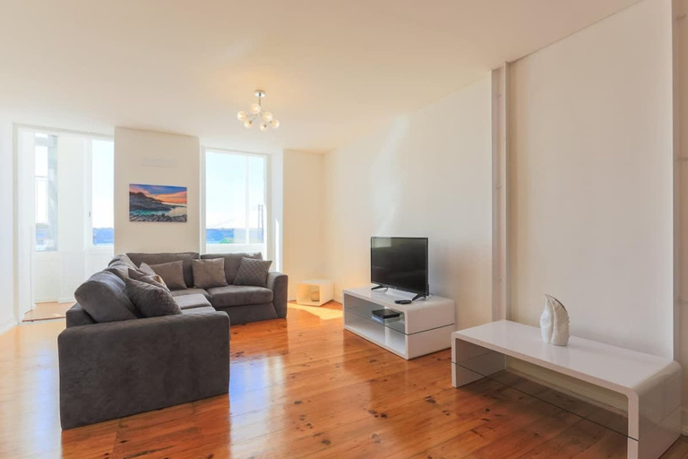 Room 3, Airy Lapa 2 BR River and Bridge Views AC, Lisbon