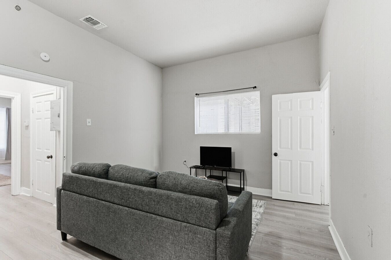 Room 4, Bright 2BR Duplex Mins to Downtown San Antonio, Bexar