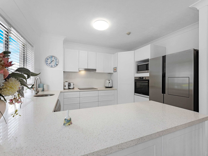 Private kitchen 2, Relaxing Getaway Steps Beach With Pool, Hervey Bay - Pt A