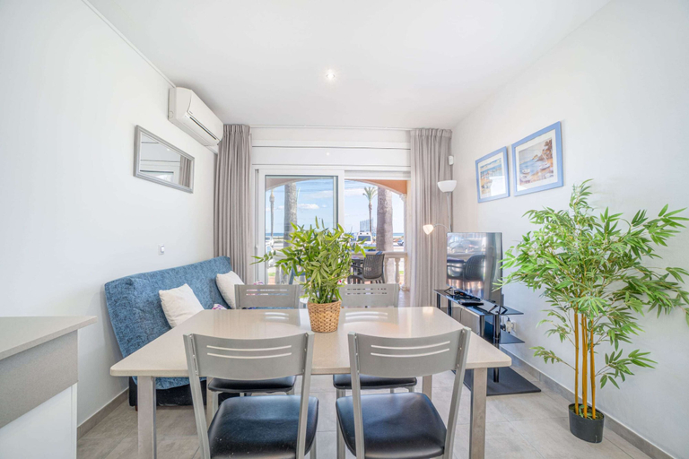 Dining 2, Beachfront Apartment With Sea Views, Girona