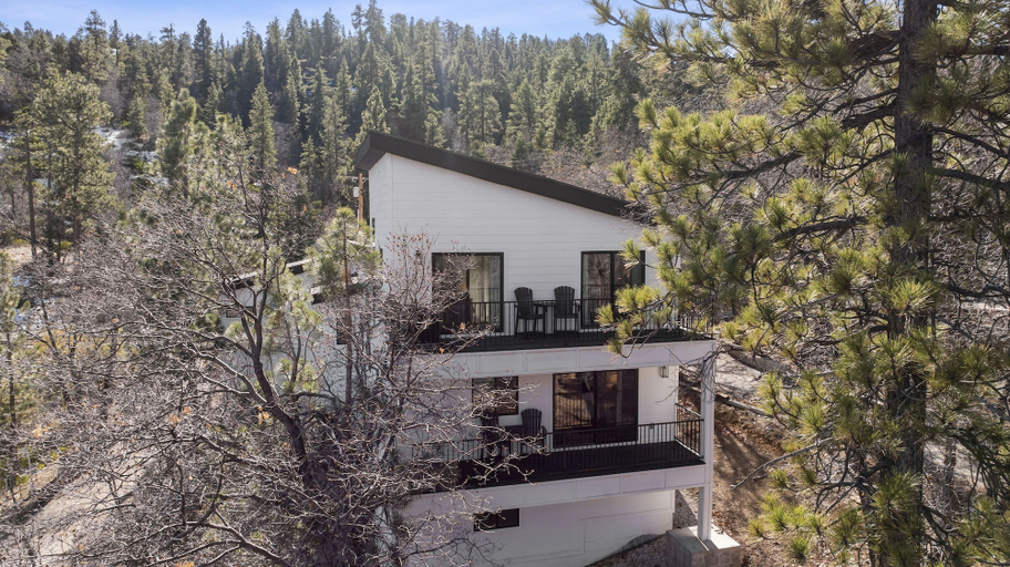 Front of property 4, Skyline Summit Lodge, San Bernardino