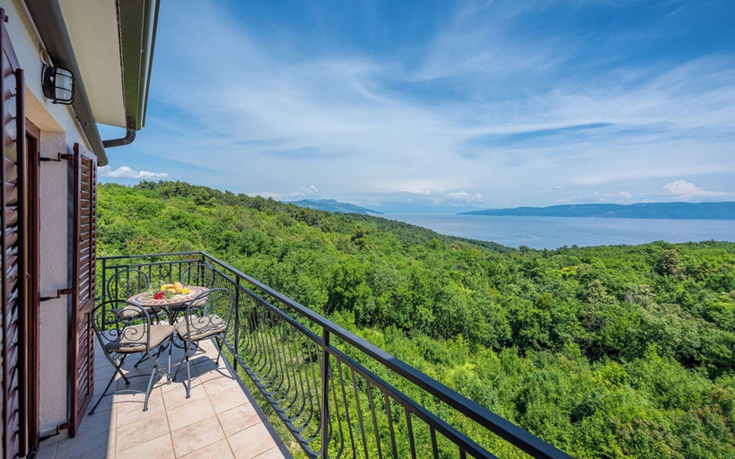 Balcony 5, Seaside Apartment With Jacuzzi in Drenje, Raša