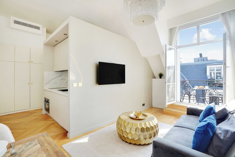 Living area 4, Magnificent Apartment -1br-4p- Champs-elysees, Paris