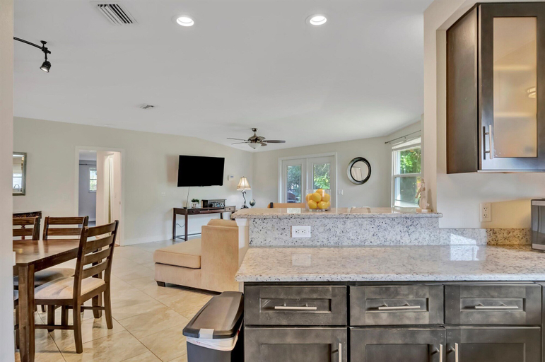 Room 5, Sleeps 8 Pets Welcome Fenced In Backyard, Sarasota