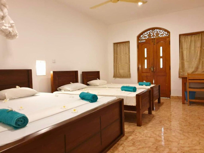 Bedroom 3, Rupas Hotel, Pothuvil