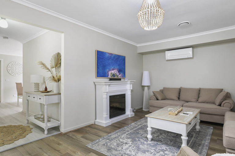 Living room 2, Spacious 3-bed Home With Garden in Preston, Melbourne