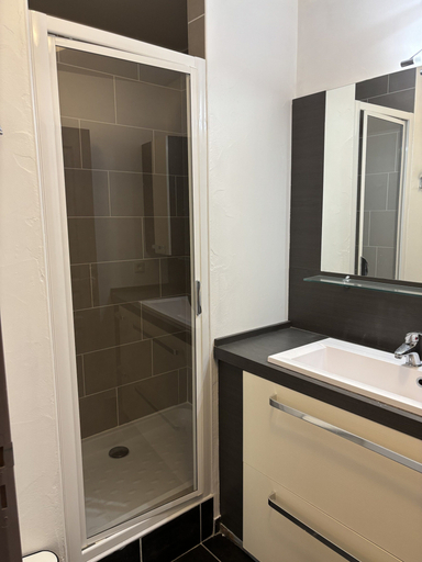 Bathroom, 3-bedroom apartment for six guests, Isère