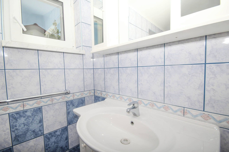 Bathroom 2, Holiday Apartment Near Tribunj Beach, Vodice