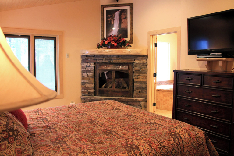 Bedroom 2, Grizzly Giant, Mariposa