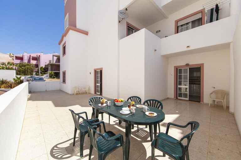 Room 3, W 02 - Bedroom 2 in Topside Luz Guesthouse, Lagos