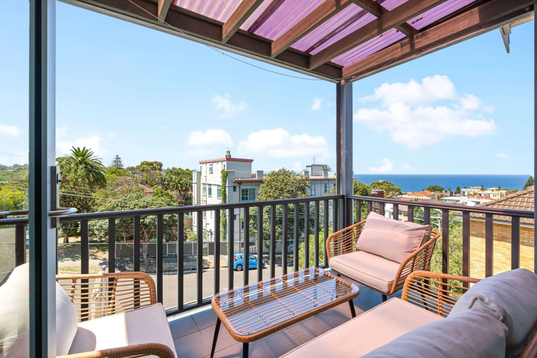 Balcony 4, Bright 2-bed Apartment in Coogee, Sydney