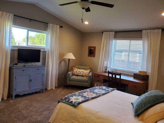 Room 4, The Eagles Nest in Eagle Point, Jackson