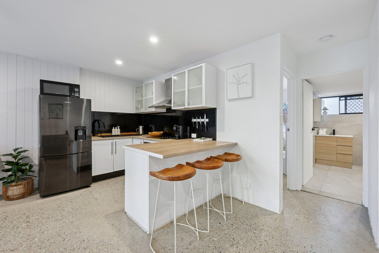 Private kitchen 5, Spacious 1-Bed Apartment in Coolangatta, Gold Coast