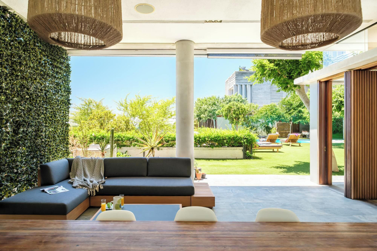 Room 4, Opulent Spacious Fresnaye Sea View Leonotis Villa, City of Cape Town