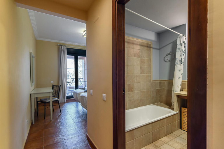 Bathroom 3, Family Apartment in Golfside Setting, Huelva