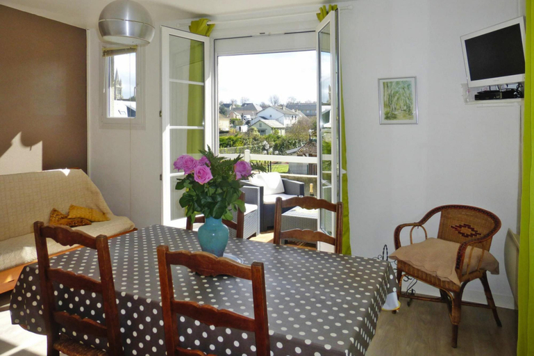 Dining 5, Apartment by Sandy Beach in Arromanches, Calvados