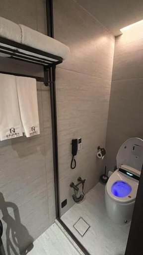 Bathroom 2, Golden New Hotel